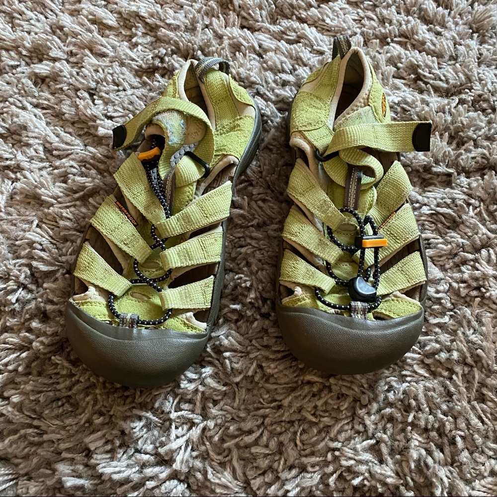 Light green Keens
